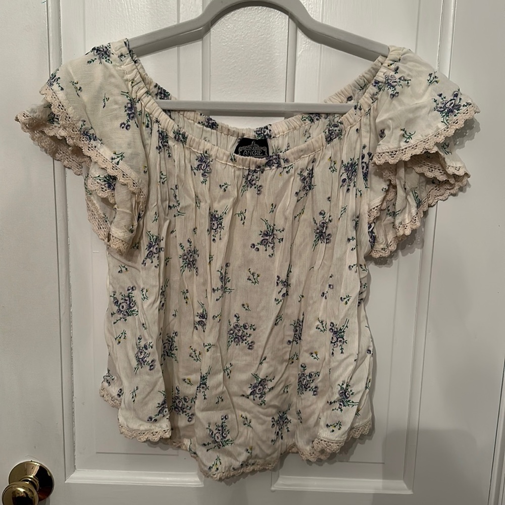 Floral feminine top, can be worn off shoulder too!
